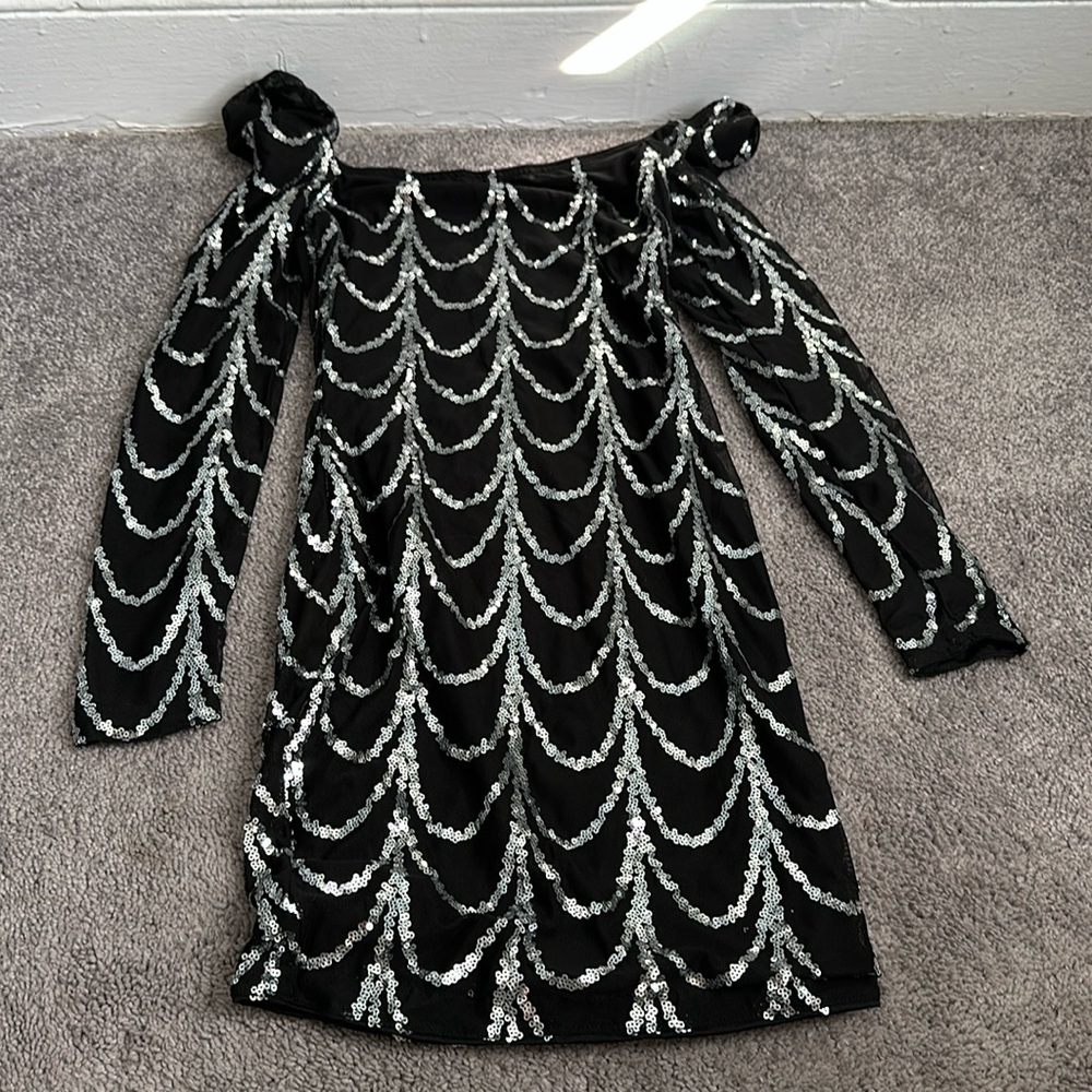 NEVER WORN. SIZE SMALL BLACK AND SILVER LONG SLEEVED MINI DRESS